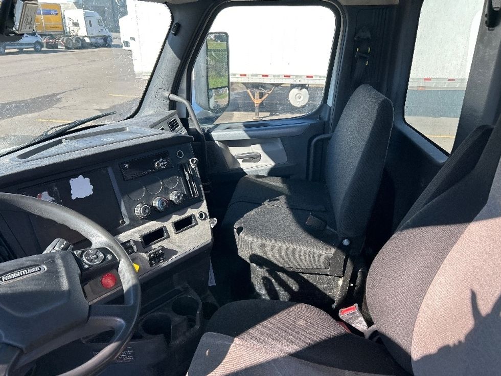 Day Cab Tractor-Heavy Duty Tractors-Freightliner-2019-T12642ST-Elmira-NY-457,207\n\t\tmiles-$ 27,000 - Image 10