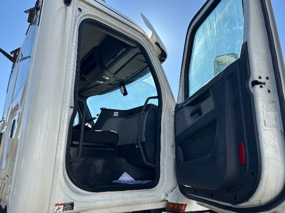 Day Cab Tractor-Heavy Duty Tractors-Freightliner-2019-T12642ST-Elmira-NY-457,207\n\t\tmiles-$ 27,000 - Image 13