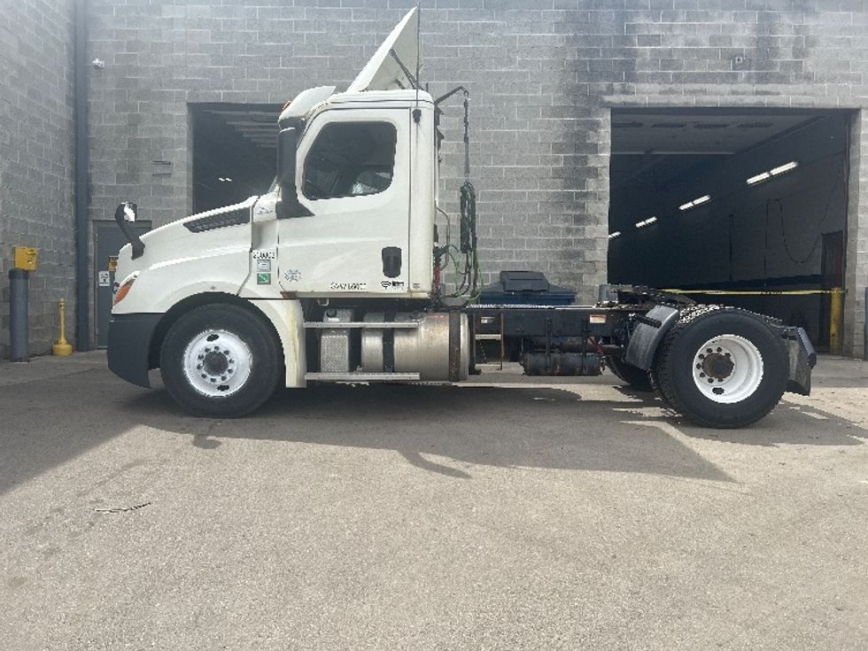 Day Cab Tractor-Heavy Duty Tractors-Freightliner-2019-T12642ST-Elmira-NY-457,207\n\t\tmiles-$ 27,000 - Image 4