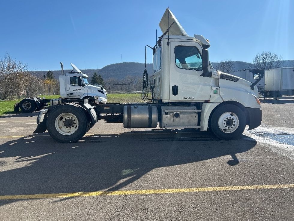 Day Cab Tractor-Heavy Duty Tractors-Freightliner-2019-T12642ST-Elmira-NY-457,207\n\t\tmiles-$ 27,000 - Image 8