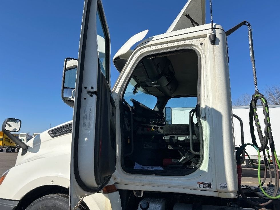 Day Cab Tractor-Heavy Duty Tractors-Freightliner-2019-T12642ST-Elmira-NY-457,207\n\t\tmiles-$ 27,000 - Image 9