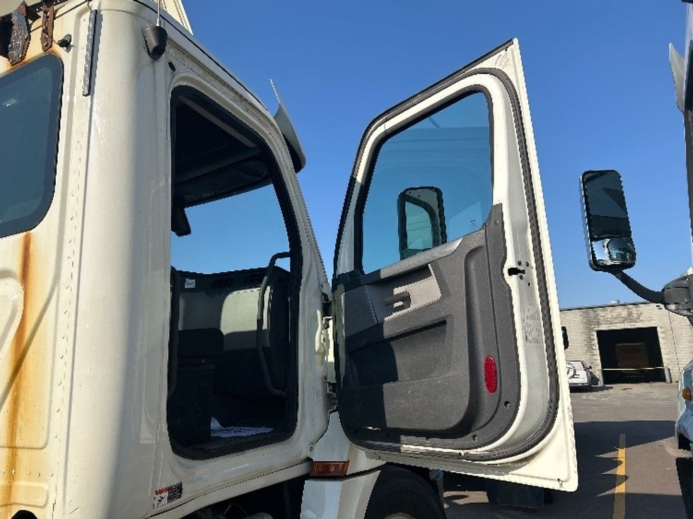 Day Cab Tractor-Heavy Duty Tractors-Freightliner-2019-T12642ST-Elmira-NY-478,902\n\t\tmiles-$ 27,000 - Image 12