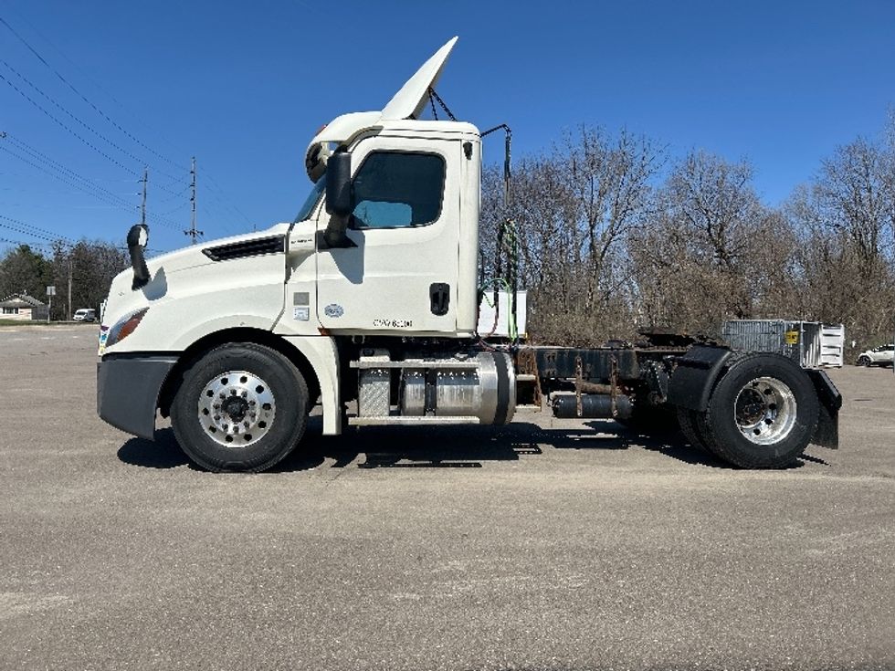 Day Cab Tractor-Heavy Duty Tractors-Freightliner-2019-T12642ST-Elmira-NY-478,902\n\t\tmiles-$ 27,000 - Image 4