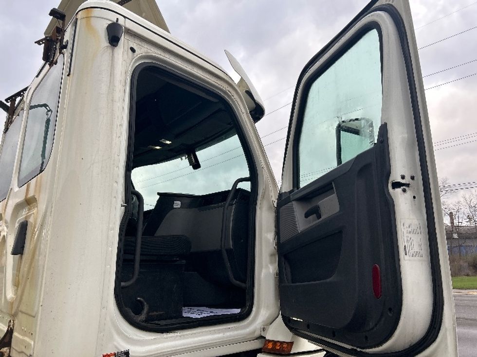 Day Cab Tractor-Heavy Duty Tractors-Freightliner-2019-T12642ST-Elmira-NY-483,119\n\t\tmiles-$ 32,000 - Image 12