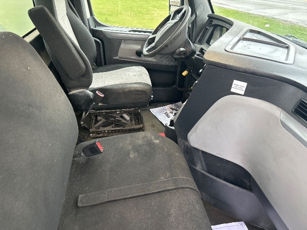Day Cab Tractor-Heavy Duty Tractors-Freightliner-2019-T12642ST-Elmira-NY-483,119\n\t\tmiles-$ 32,000 - Image 14