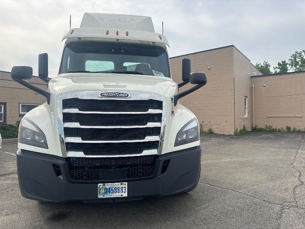 Day Cab Tractor-Heavy Duty Tractors-Freightliner-2019-T12642ST-Elmira-NY-483,119\n\t\tmiles-$ 32,000 - Image 2
