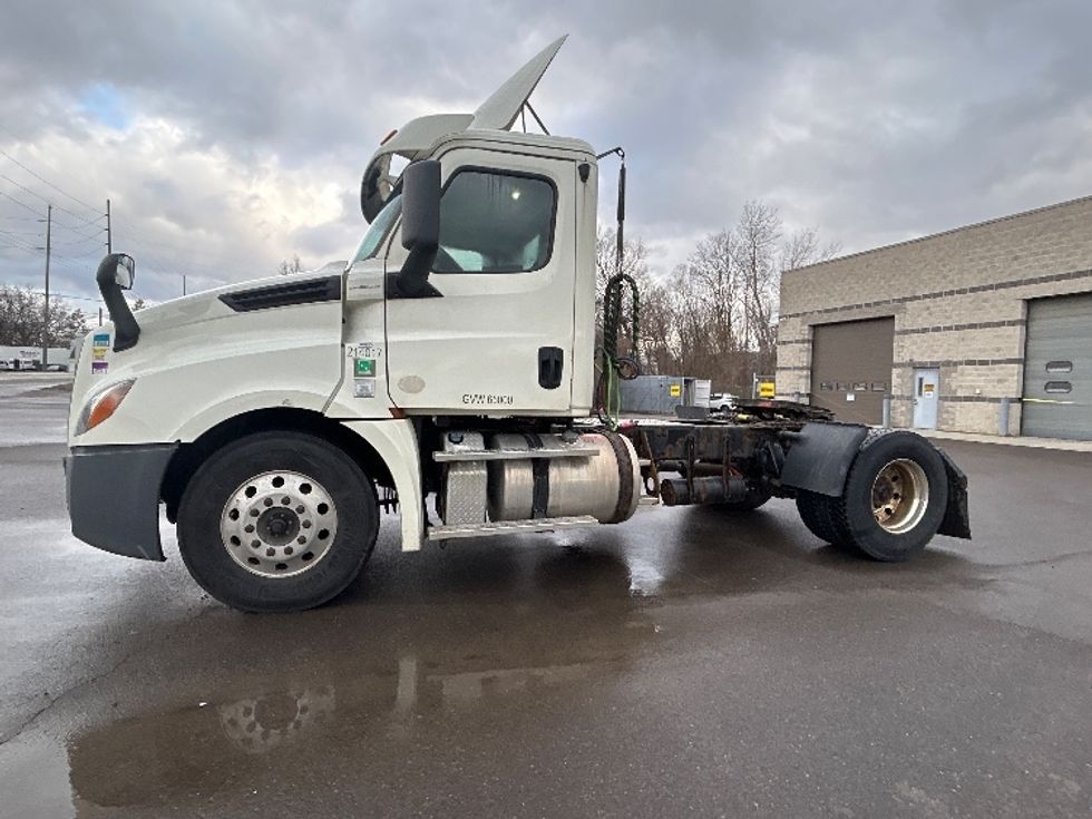Day Cab Tractor-Heavy Duty Tractors-Freightliner-2019-T12642ST-Elmira-NY-483,119\n\t\tmiles-$ 32,000 - Image 4