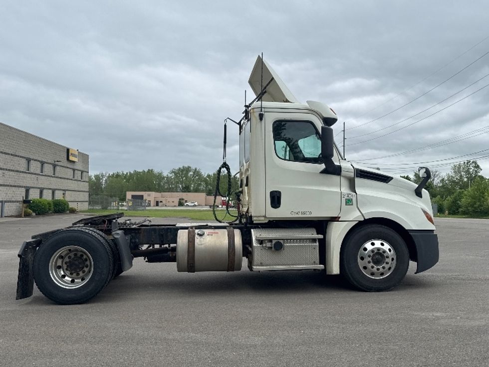 Day Cab Tractor-Heavy Duty Tractors-Freightliner-2019-T12642ST-Elmira-NY-483,119\n\t\tmiles-$ 32,000 - Image 8