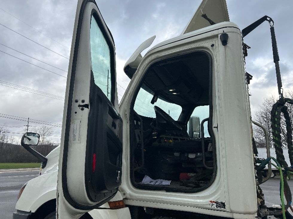 Day Cab Tractor-Heavy Duty Tractors-Freightliner-2019-T12642ST-Elmira-NY-483,119\n\t\tmiles-$ 32,000 - Image 9