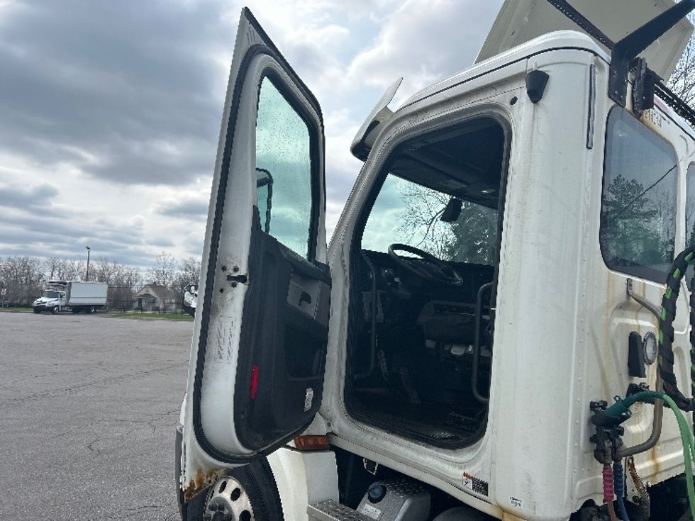 Day Cab Tractor-Heavy Duty Tractors-Freightliner-2019-T12642ST-Elmira-NY-509,251\n\t\tmiles-$ 29,750 - Image 9