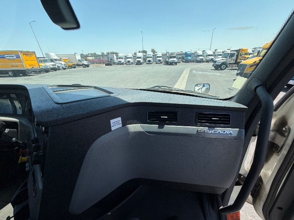 Day Cab Tractor-Heavy Duty Tractors-Freightliner-2019-T12642ST-Fontana-CA-266,467\n\t\tmiles-$ 44,250 - Image 12