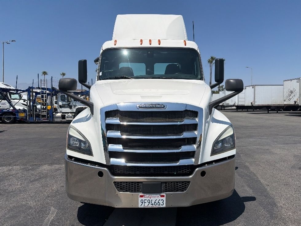 Day Cab Tractor-Heavy Duty Tractors-Freightliner-2019-T12642ST-Fontana-CA-266,467\n\t\tmiles-$ 44,250 - Image 2