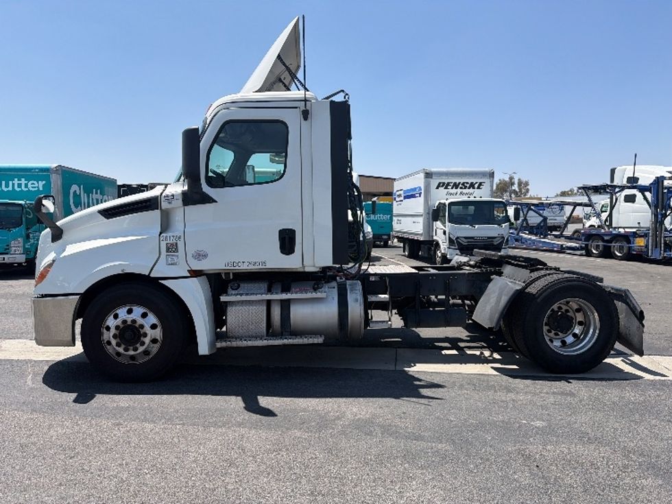 Day Cab Tractor-Heavy Duty Tractors-Freightliner-2019-T12642ST-Fontana-CA-266,467\n\t\tmiles-$ 44,250 - Image 4