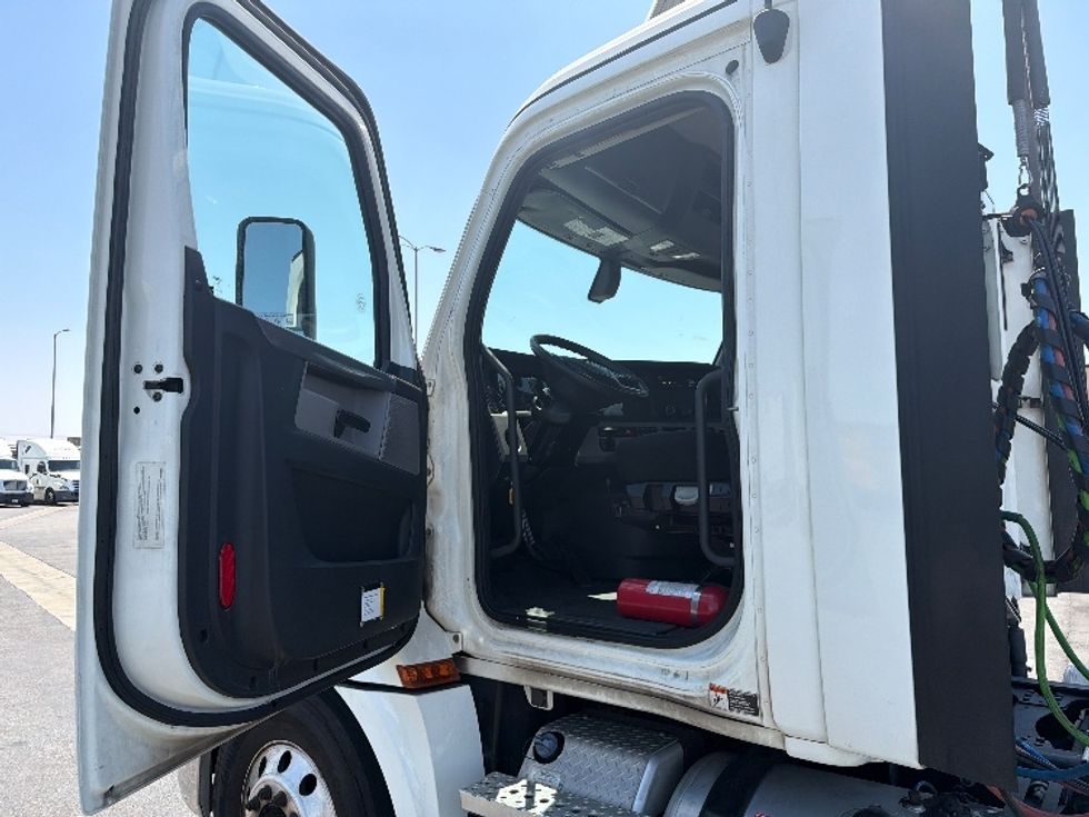 Day Cab Tractor-Heavy Duty Tractors-Freightliner-2019-T12642ST-Fontana-CA-266,467\n\t\tmiles-$ 44,250 - Image 9