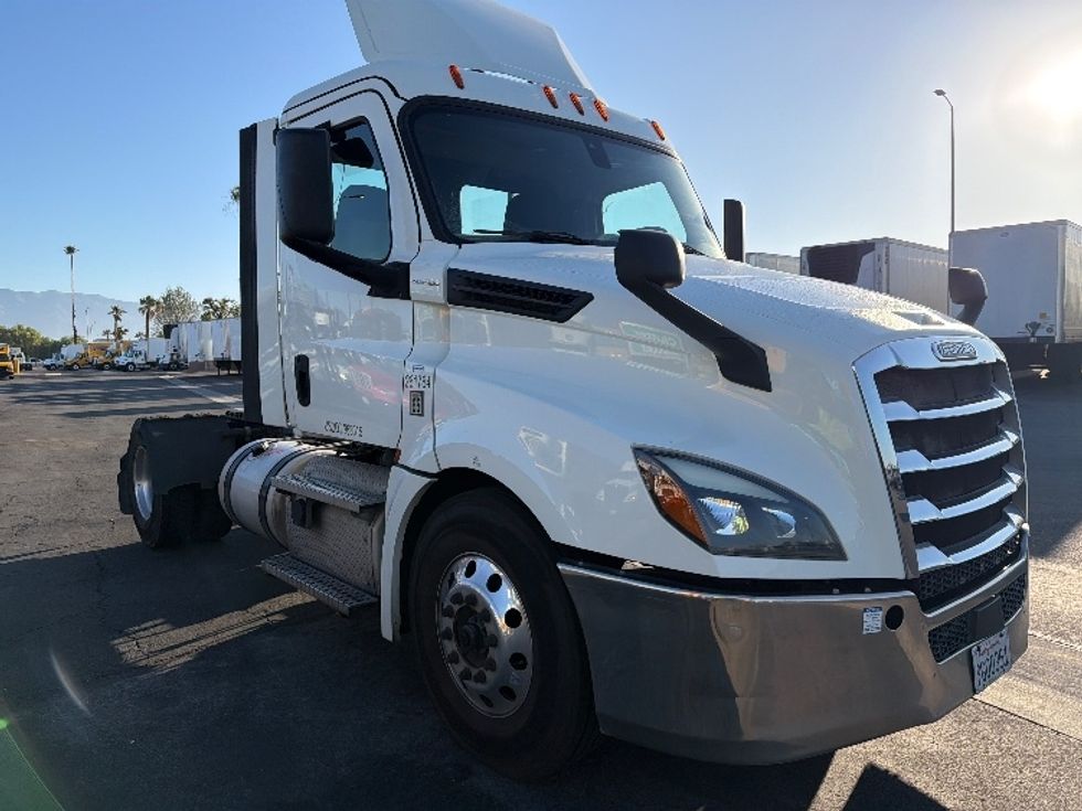 Day Cab Tractor-Heavy Duty Tractors-Freightliner-2019-T12642ST-Fontana-CA-424,317\n\t\tmiles-$ 37,750 - Image 1