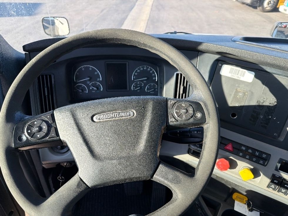 Day Cab Tractor-Heavy Duty Tractors-Freightliner-2019-T12642ST-Fontana-CA-424,317\n\t\tmiles-$ 37,750 - Image 11