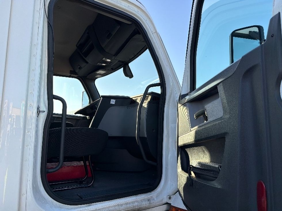 Day Cab Tractor-Heavy Duty Tractors-Freightliner-2019-T12642ST-Fontana-CA-424,317\n\t\tmiles-$ 37,750 - Image 12