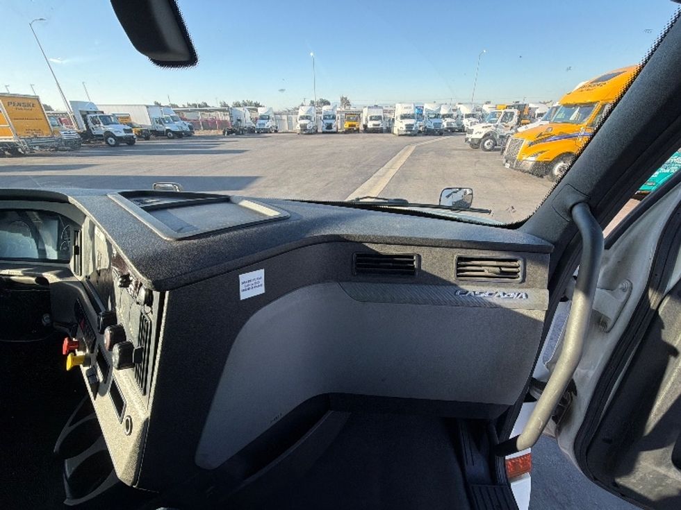 Day Cab Tractor-Heavy Duty Tractors-Freightliner-2019-T12642ST-Fontana-CA-424,317\n\t\tmiles-$ 37,750 - Image 13