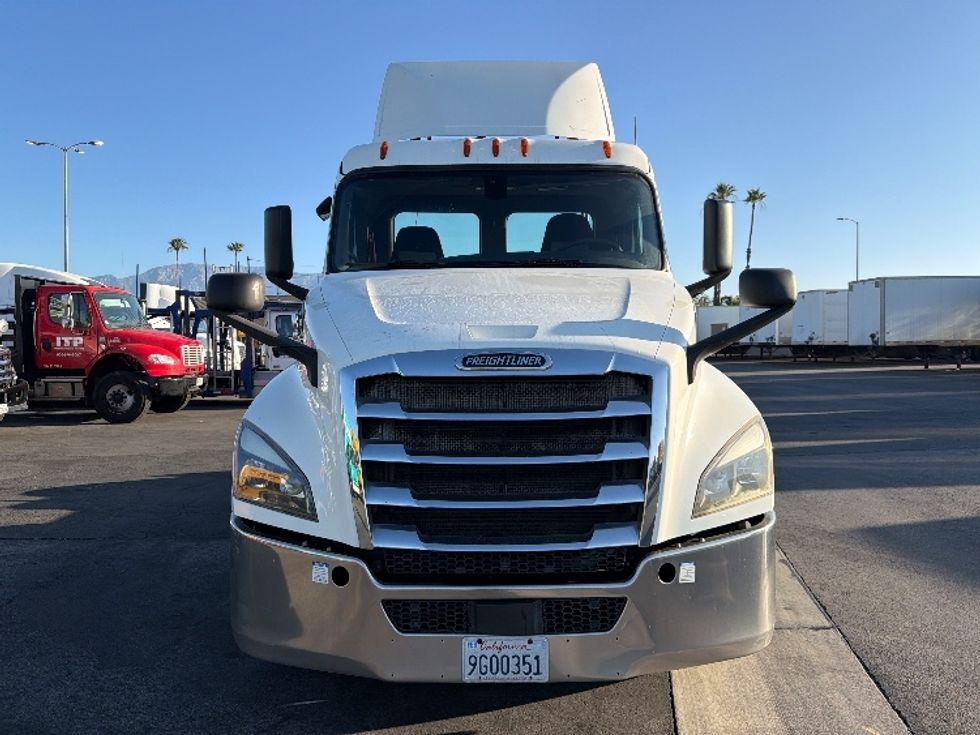 Day Cab Tractor-Heavy Duty Tractors-Freightliner-2019-T12642ST-Fontana-CA-424,317\n\t\tmiles-$ 37,750 - Image 2