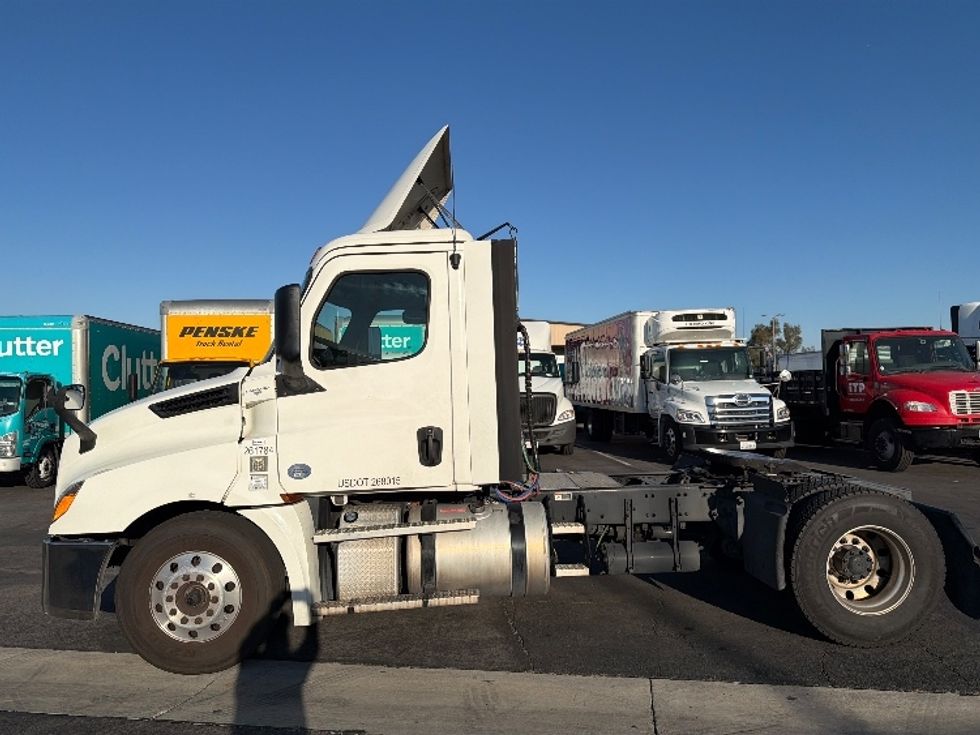 Day Cab Tractor-Heavy Duty Tractors-Freightliner-2019-T12642ST-Fontana-CA-424,317\n\t\tmiles-$ 37,750 - Image 4