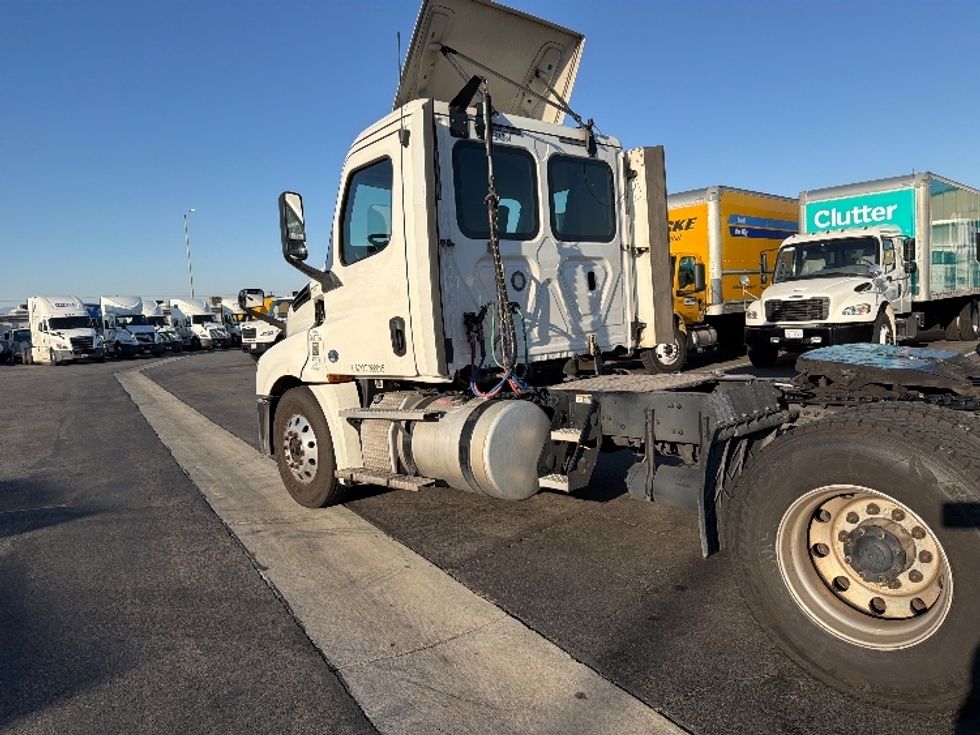 Day Cab Tractor-Heavy Duty Tractors-Freightliner-2019-T12642ST-Fontana-CA-424,317\n\t\tmiles-$ 37,750 - Image 5