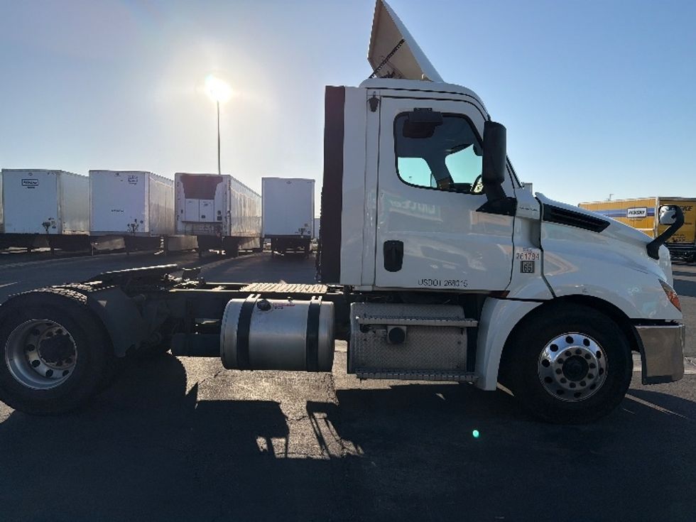 Day Cab Tractor-Heavy Duty Tractors-Freightliner-2019-T12642ST-Fontana-CA-424,317\n\t\tmiles-$ 37,750 - Image 8