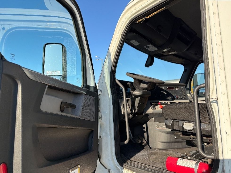 Day Cab Tractor-Heavy Duty Tractors-Freightliner-2019-T12642ST-Fontana-CA-424,317\n\t\tmiles-$ 37,750 - Image 9