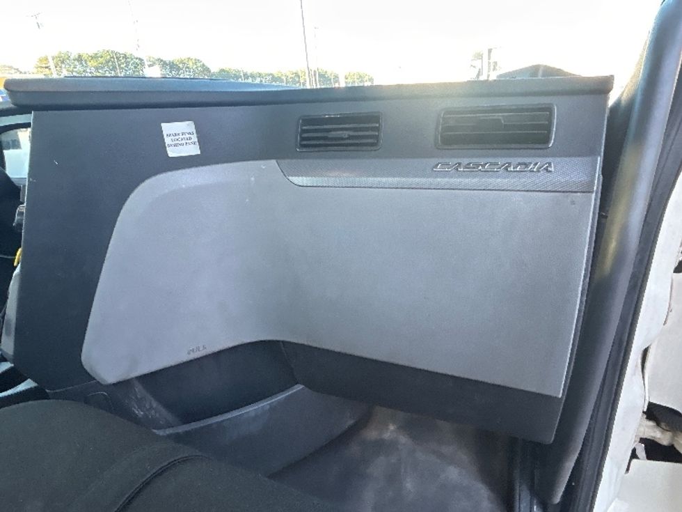 Day Cab Tractor-Heavy Duty Tractors-Freightliner-2019-T12642ST-Forest Park-GA-527,780\n\t\tmiles-$ 29,750 - Image 13