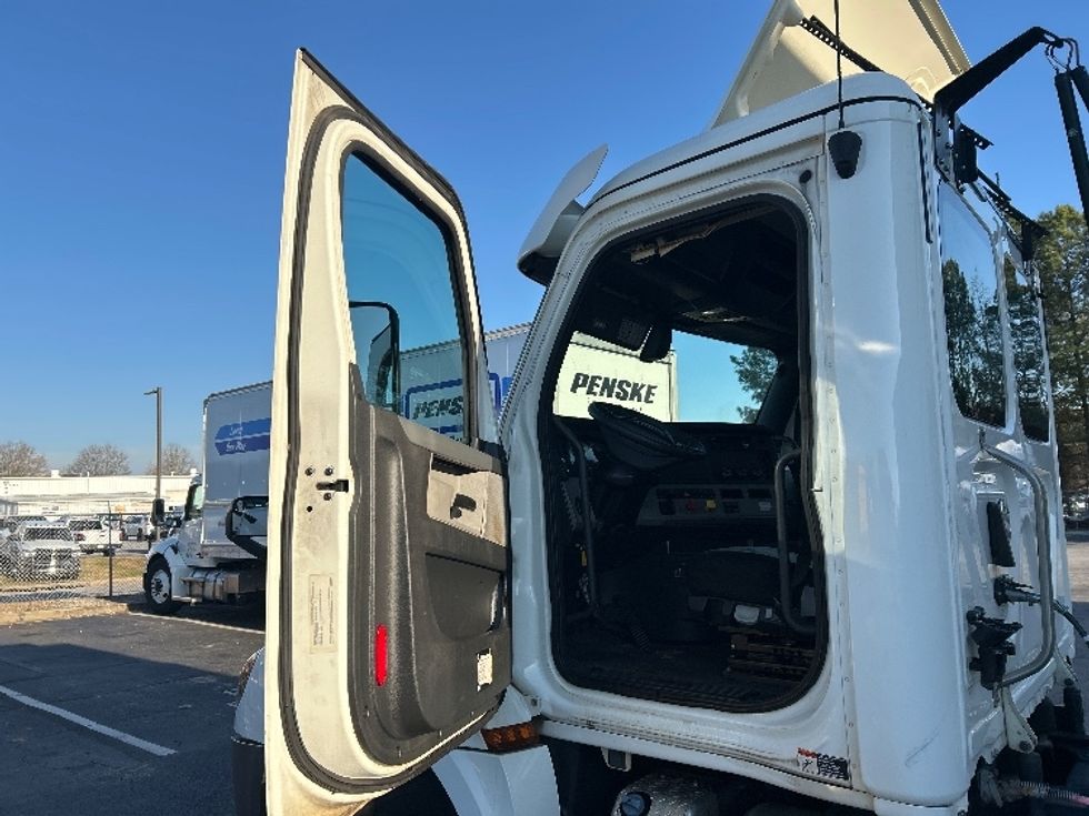 Day Cab Tractor-Heavy Duty Tractors-Freightliner-2019-T12642ST-Forest Park-GA-527,780\n\t\tmiles-$ 29,750 - Image 9