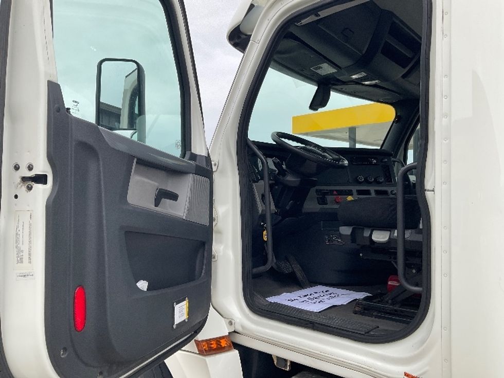 Day Cab Tractor-Heavy Duty Tractors-Freightliner-2019-T12642ST-Fort Worth-TX-245,678\n\t\tmiles-$ 41,750 - Image 9