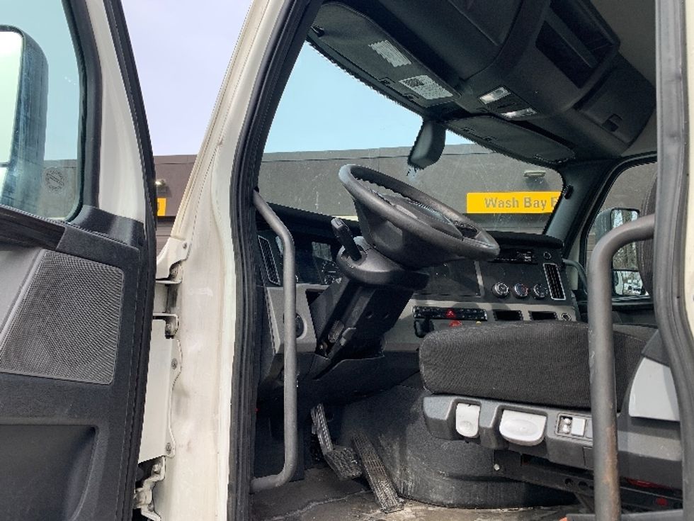 Day Cab Tractor-Heavy Duty Tractors-Freightliner-2019-T12642ST-Franklin-MA-525,633\n\t\tmiles-$ 34,000 - Image 9