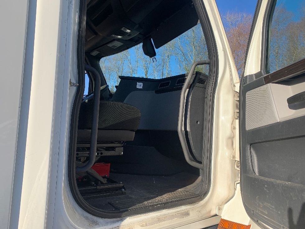 Day Cab Tractor-Heavy Duty Tractors-Freightliner-2019-T12642ST-Franklin-MA-533,559\n\t\tmiles-$ 33,500 - Image 12