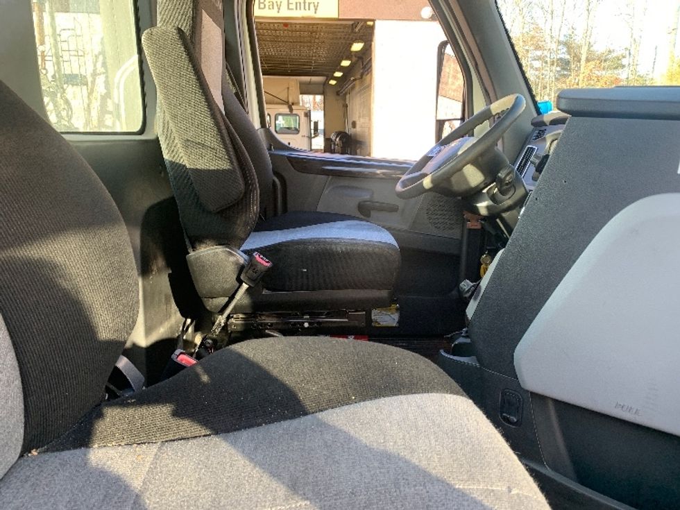 Day Cab Tractor-Heavy Duty Tractors-Freightliner-2019-T12642ST-Franklin-MA-533,559\n\t\tmiles-$ 33,500 - Image 14