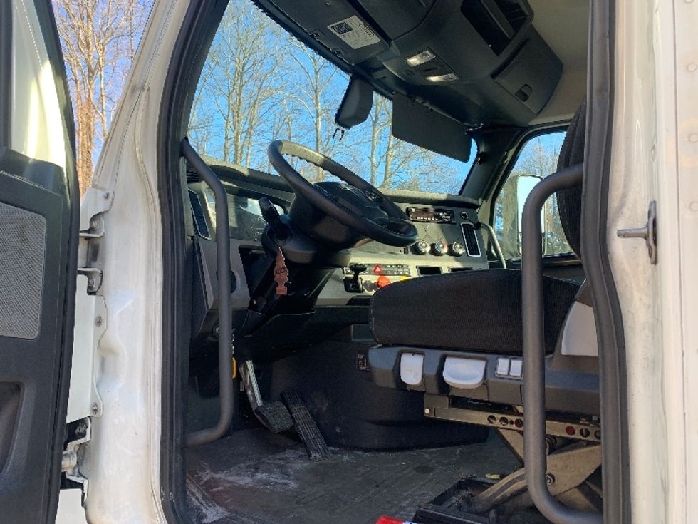 Day Cab Tractor-Heavy Duty Tractors-Freightliner-2019-T12642ST-Franklin-MA-533,559\n\t\tmiles-$ 33,500 - Image 9