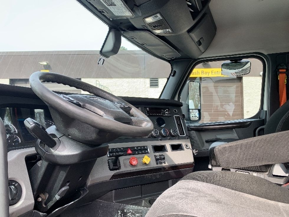 Day Cab Tractor-Heavy Duty Tractors-Freightliner-2019-T12642ST-Franklin-MA-555,909\n\t\tmiles-$ 32,250 - Image 10