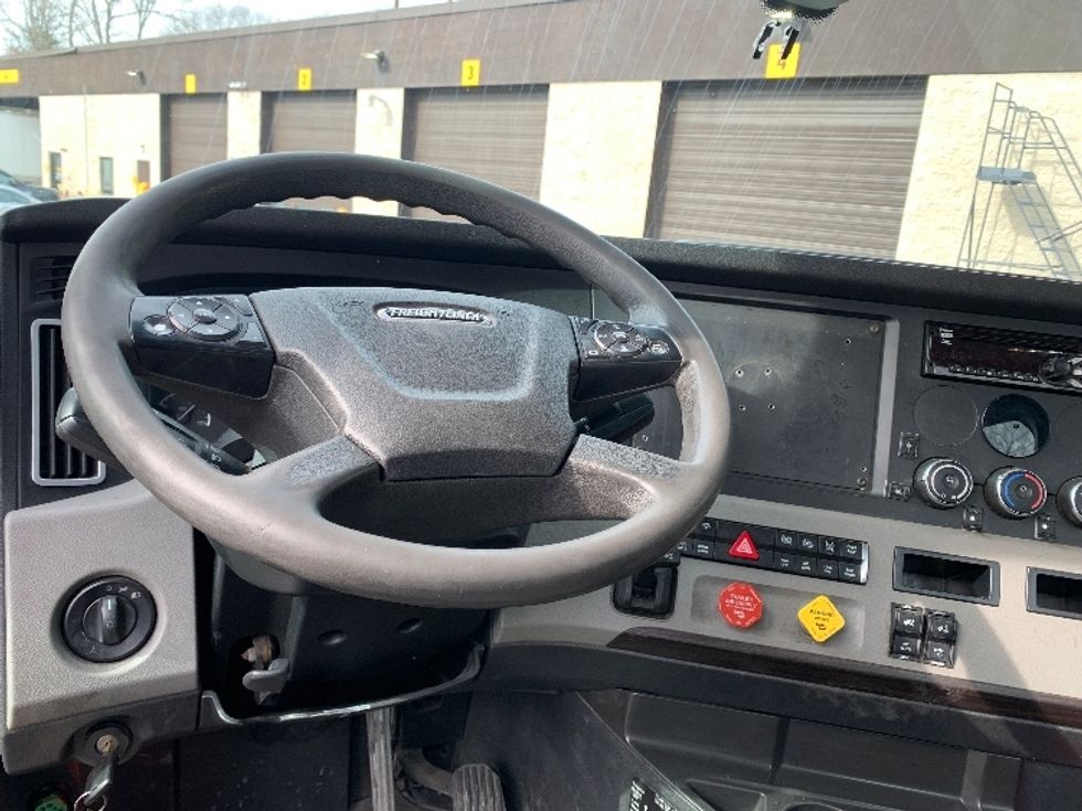 Day Cab Tractor-Heavy Duty Tractors-Freightliner-2019-T12642ST-Franklin-MA-555,909\n\t\tmiles-$ 32,250 - Image 11