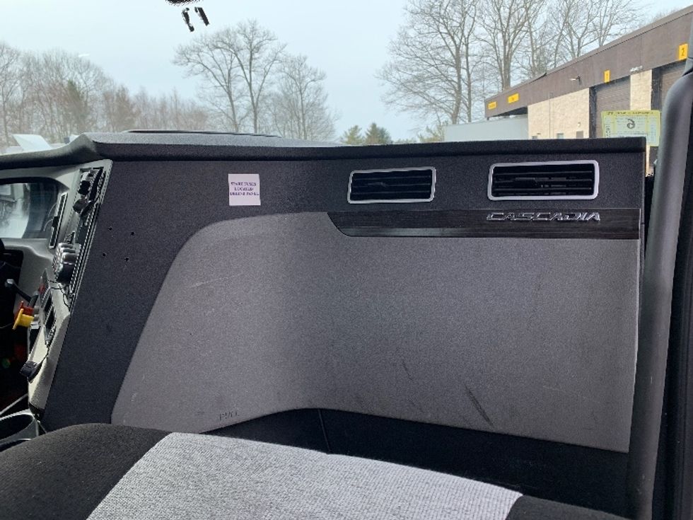 Day Cab Tractor-Heavy Duty Tractors-Freightliner-2019-T12642ST-Franklin-MA-555,909\n\t\tmiles-$ 32,250 - Image 13