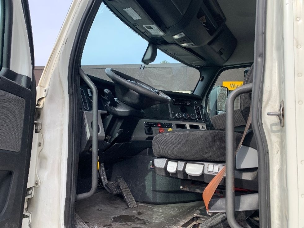 Day Cab Tractor-Heavy Duty Tractors-Freightliner-2019-T12642ST-Franklin-MA-555,909\n\t\tmiles-$ 32,250 - Image 9