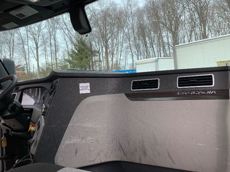 Day Cab Tractor-Heavy Duty Tractors-Freightliner-2019-T12642ST-Franklin-MA-593,560\n\t\tmiles-$ 30,000 - Image 13