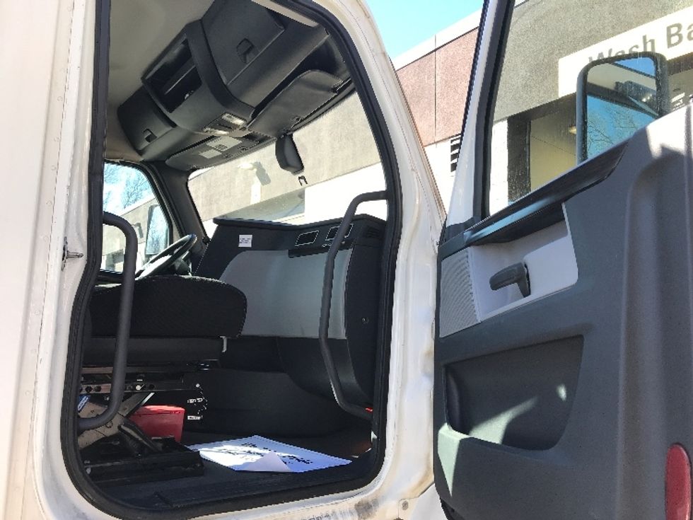 Day Cab Tractor-Heavy Duty Tractors-Freightliner-2019-T12642ST-Franklin-MA-643,421\n\t\tmiles-$ 27,000 - Image 12