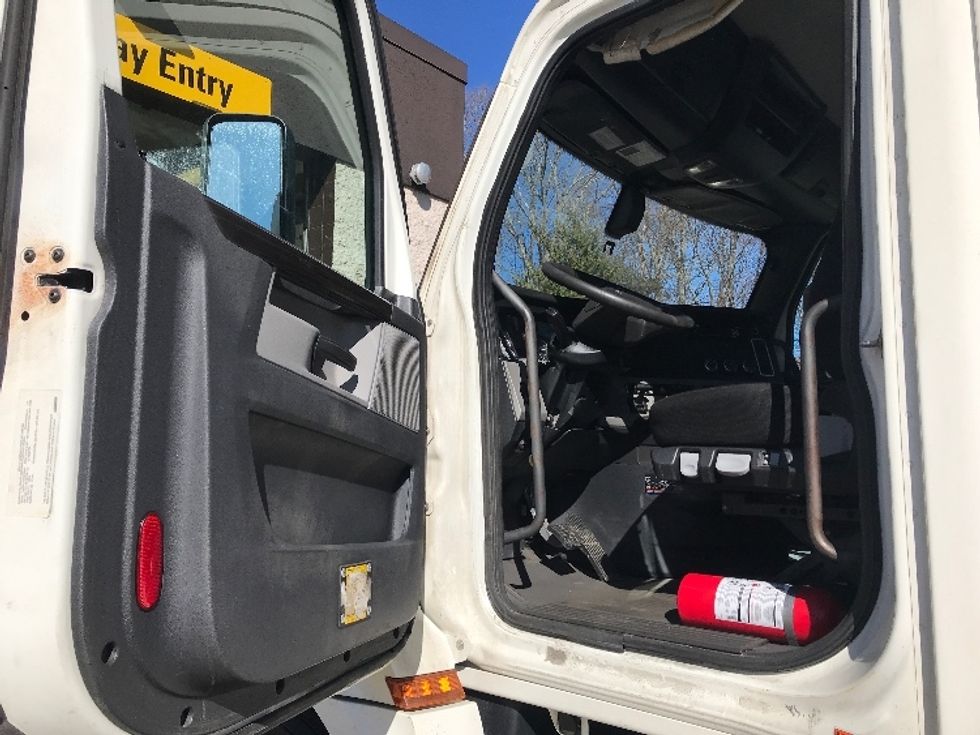 Day Cab Tractor-Heavy Duty Tractors-Freightliner-2019-T12642ST-Franklin-MA-643,421\n\t\tmiles-$ 27,000 - Image 9