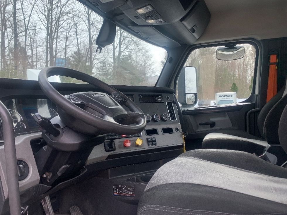 Day Cab Tractor-Heavy Duty Tractors-Freightliner-2019-T12642ST-Franklin-MA-658,299\n\t\tmiles-$ 26,250 - Image 10