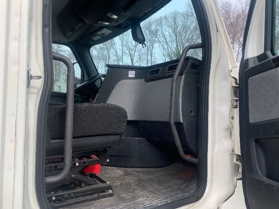 Day Cab Tractor-Heavy Duty Tractors-Freightliner-2019-T12642ST-Franklin-MA-658,299\n\t\tmiles-$ 26,250 - Image 12