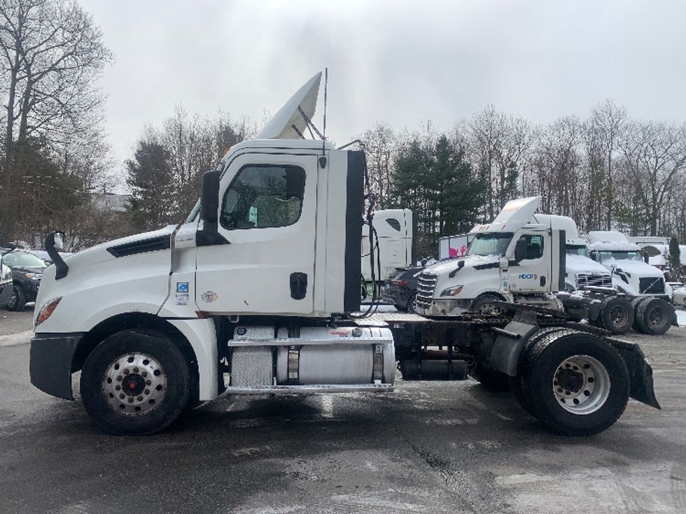 Day Cab Tractor-Heavy Duty Tractors-Freightliner-2019-T12642ST-Franklin-MA-658,299\n\t\tmiles-$ 26,250 - Image 4
