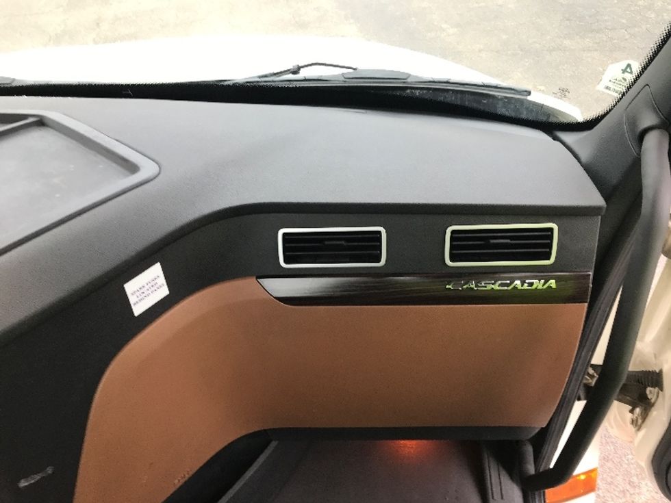 Day Cab Tractor-Heavy Duty Tractors-Freightliner-2019-T12642ST-Fredonia-NY-389,711\n\t\tmiles-$ 29,000 - Image 13