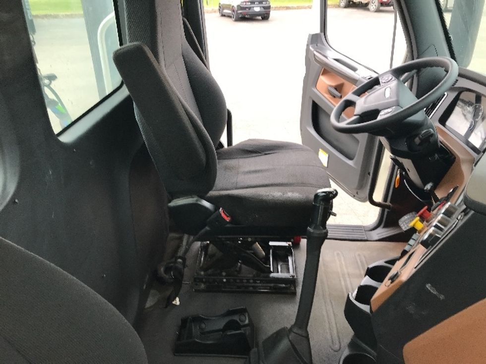 Day Cab Tractor-Heavy Duty Tractors-Freightliner-2019-T12642ST-Fredonia-NY-389,711\n\t\tmiles-$ 29,000 - Image 14