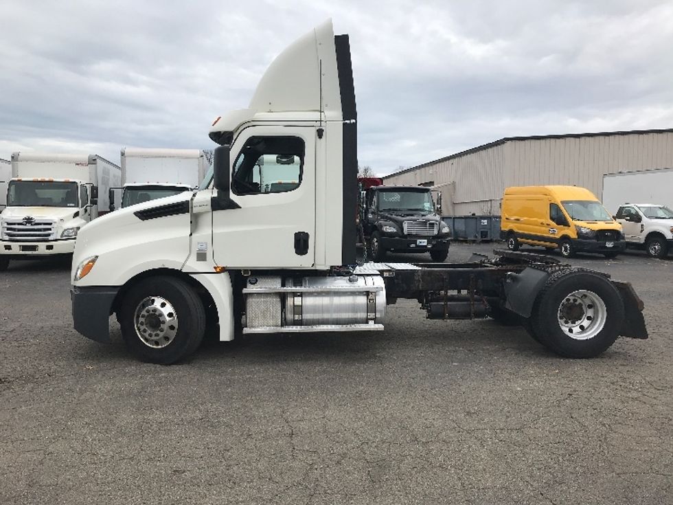 Day Cab Tractor-Heavy Duty Tractors-Freightliner-2019-T12642ST-Fredonia-NY-389,711\n\t\tmiles-$ 29,000 - Image 4