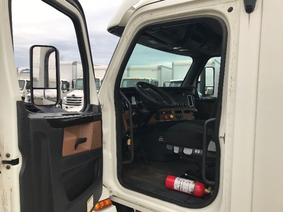 Day Cab Tractor-Heavy Duty Tractors-Freightliner-2019-T12642ST-Fredonia-NY-389,711\n\t\tmiles-$ 29,000 - Image 9