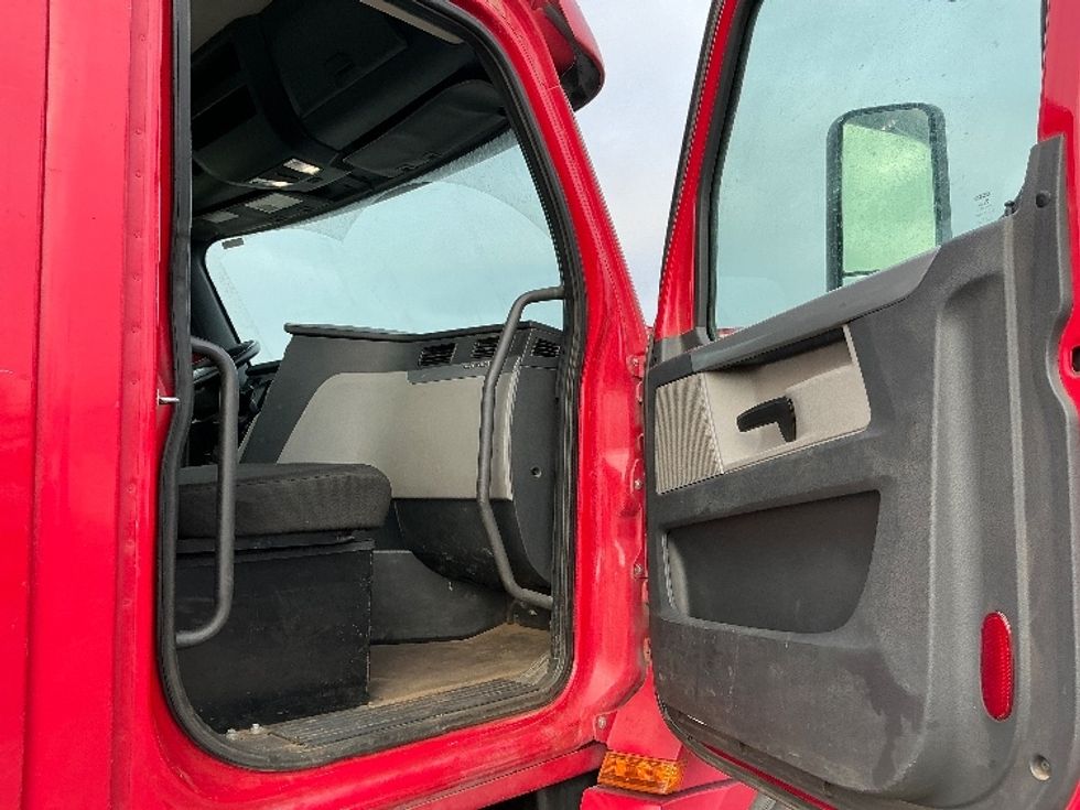 Day Cab Tractor-Heavy Duty Tractors-Freightliner-2019-T12642ST-Fresno-CA-166,151\n\t\tmiles-$ 58,500 - Image 12