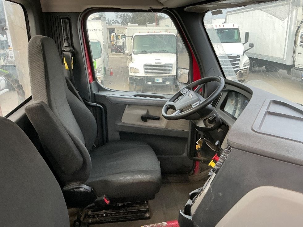 Day Cab Tractor-Heavy Duty Tractors-Freightliner-2019-T12642ST-Fresno-CA-166,151\n\t\tmiles-$ 58,500 - Image 14